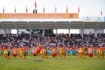 수많은 시민과 관광객, 2022년 도썬 물소 싸움 축체에 참여