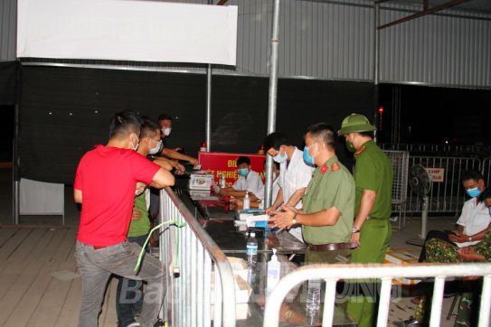 Xuyên đêm nơi tuyến đầu ngăn dịch (Kỳ 1)