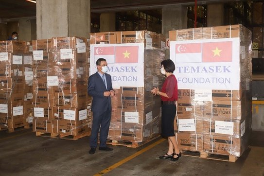 Tiếp nhận lô hàng đầu tiên do Quỹ Temasek hỗ trợ cho Việt Nam