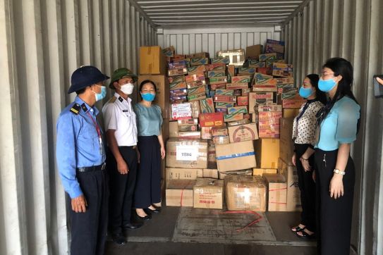 Chuyến hàng do hội viên Hội Liên hiệp Phụ nữ thành phố và các nhà hảo tâm đóng góp lên đường tới thành phố Hồ Chí Minh và tỉnh Bình Dương