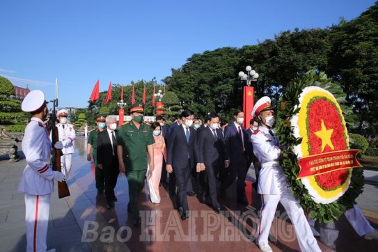 Đoàn lãnh đạo thành phố dâng hương tưởng niệm các Anh hùng liệt sĩ và đồng chí Nguyễn Đức Cảnh