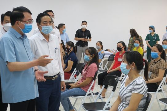 Phó Chủ tịch UBND thành phố Lê Khắc Nam kiểm tra công tác tiêm chủng vắc xin phòng chống dịch COVID-19