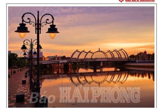 Vẽ bức tranh đất Cảng bằng những câu thơ