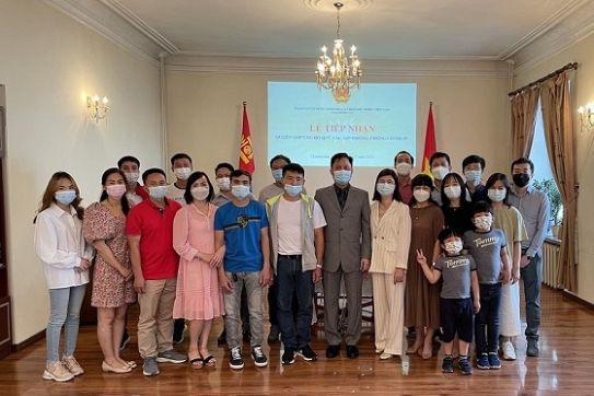 Đại sứ quán Việt Nam tại Mông Cổ tiếp nhận quyên góp ủng hộ Quỹ phòng, chống dịch Covid-19