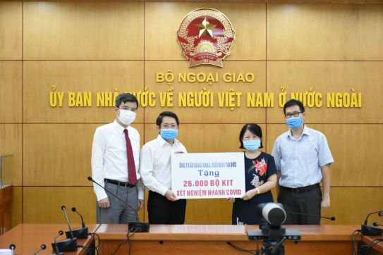 Tiếp nhận 26 nghìn bộ kit xét nghiệm nhanh Covid-19 do kiều bào tại Đức trao tặng