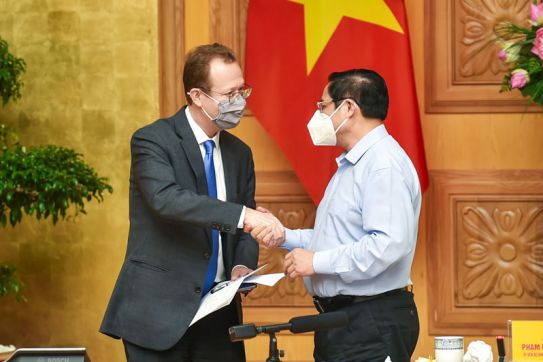 Thủ tướng đề nghị doanh nghiệp Hoa Kỳ tích cực phối hợp chống dịch, đẩy mạnh sản xuất
