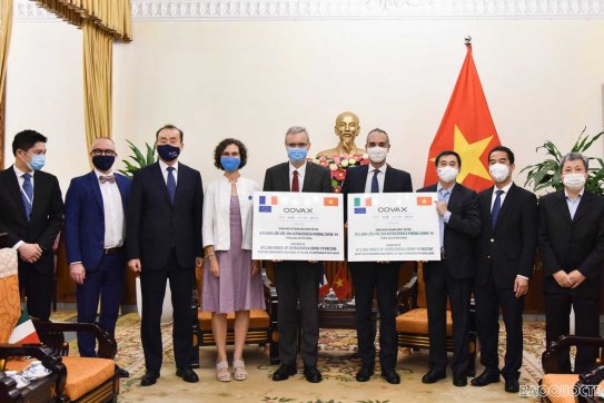 Việt Nam tiếp nhận 1,5 triệu liều vaccine Covid-19 do Pháp và Italy tài trợ