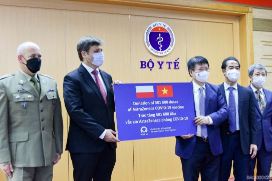 Việt Nam tiếp nhận 501.600 liều vaccine Astra Zeneca do Ba Lan tặng