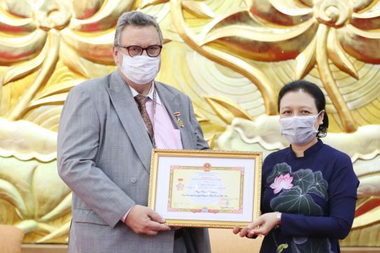 Lễ trao Kỷ niệm chương “Vì hòa bình, hữu nghị giữa các dân tộc” tặng Đại sứ Cộng hòa Phần Lan tại Việt Nam Kari Kahiluoto