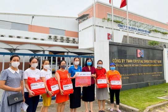 ActionAid Việt Nam hỗ trợ nhu yếu phẩm cho 700 công nhân may mặc tại Hải Phòng