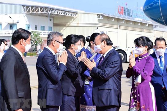 Chủ tịch nước Nguyễn Xuân Phúc bắt đầu thăm hữu nghị chính thức Lào