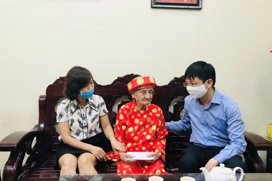 Thăm tặng quà Mẹ Việt Nam anh hùng nhân Kỷ niệm 74 năm ngày Thương binh – Liệt sỹ 
