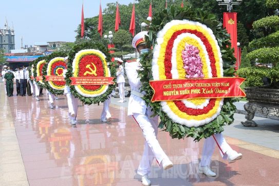Đoàn lãnh đạo thành phố dâng hương, tri ân các Anh hùng liệt sĩ và đồng chí Nguyễn Đức Cảnh