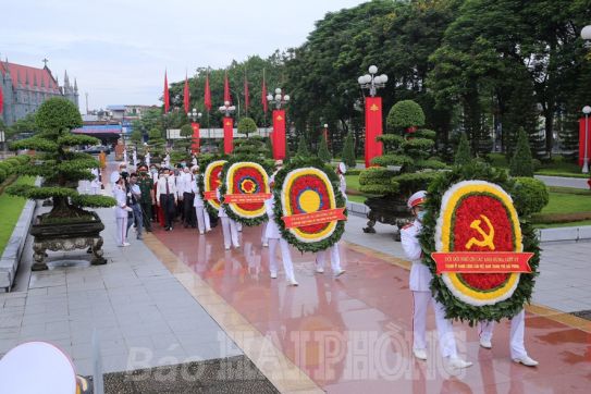 Đoàn lãnh đạo thành phố dâng hương tưởng niệm các Anh hùng liệt sĩ và đồng chí Nguyễn Đức Cảnh