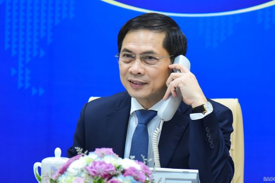 Bộ trưởng Ngoại giao Việt Nam-Pháp điện đàm thúc đẩy việc cung cấp vaccine ngừa Covid-19 cho Việt Nam