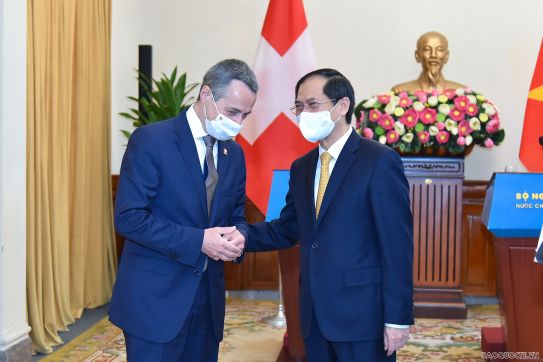 Họp báo chung Bộ trưởng Ngoại giao Việt Nam-Thụy Sỹ: Đằng sau khẩu trang là những nụ cười