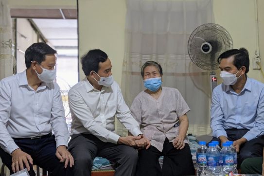 Bí thư Thành ủy Trần Lưu Quang thăm, tặng quà gia đình chính sách tiêu biểu trên địa bàn quận Ngô Quyền