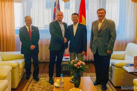 Đại sứ Nguyễn Tuấn làm việc với Chủ tịch Đảng Cộng sản Slovakia