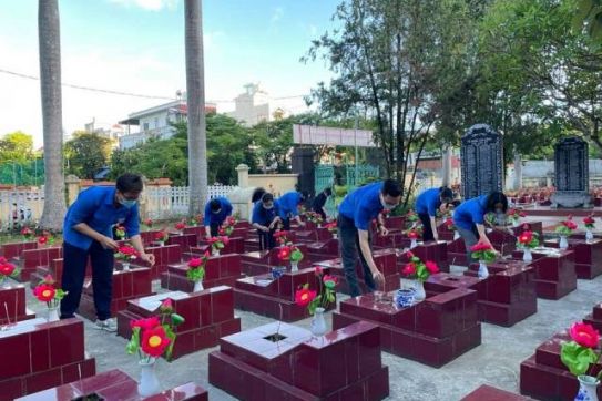 "Hoa dâng mộ liệt sĩ" tri ân các anh hùng liệt sĩ đất Cảng