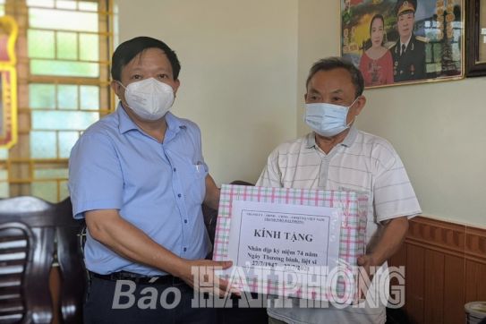 Đồng chí Nguyễn Đức Thọ, Phó chủ tịch UBND thành phố thăm, tặng quà người có công trên địa bàn huyện An Lão