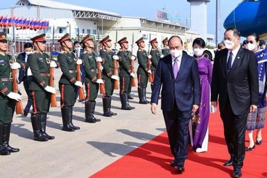 President Nguyen Xuan Phuc arrives in Vientiane