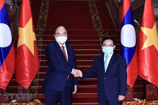 President meets with PM, visits former Party, State leaders of Laos
