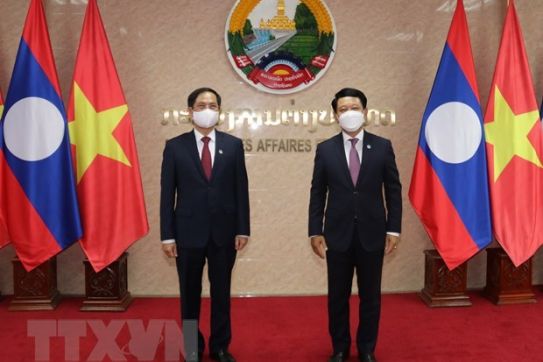Vietnamese, Lao ministries, commissions forge cooperation