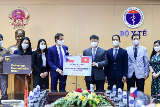 Việt Nam tiếp nhận 250.800 liều vaccine do Czech tài trợ
