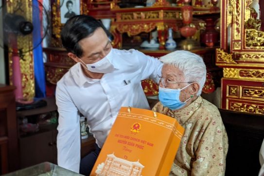 Phó Bí thư Thường trực Thành ủy thăm tặng quà Mẹ Việt Nam anh hùng Trần Thị Bệ