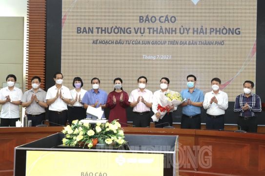 Ban Thường vụ Thành ủy làm việc với lãnh đạo Tập đoàn Sun Group
