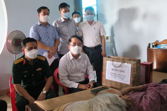 Phó Chủ tịch UBND thành phố Lê Khắc Nam thăm tặng quà gia đình chính sách trên địa bàn huyện Thủy Nguyên