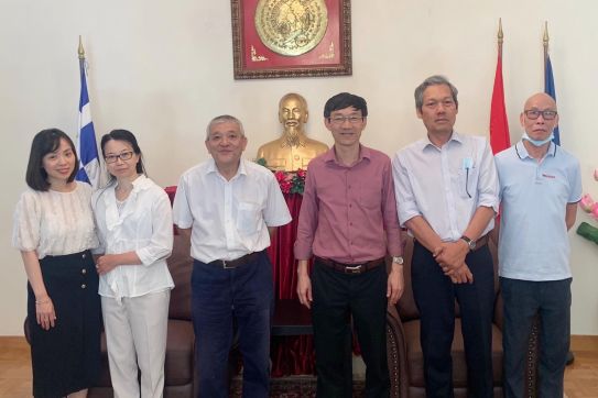 Vietnamese Ambassador meets Vietnamese in Greece