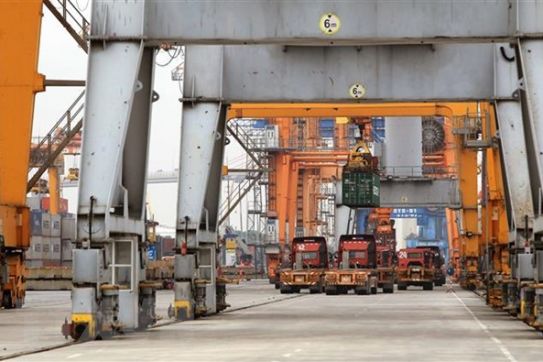 Doanh nghiệp Việt Nam và Đức ký hợp đồng cung cấp cần cẩu container