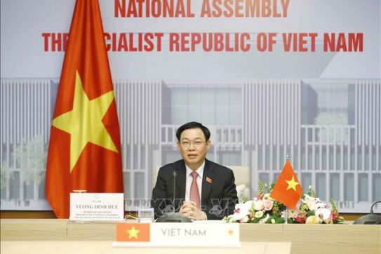 Chủ tịch Quốc hội Vương Đình Huệ hội đàm trực tuyến với Chủ tịch Quốc hội Hungary