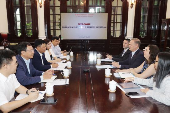 海防经济区管理委员会接待并与美国驻越南大使馆代表团举行工作会议