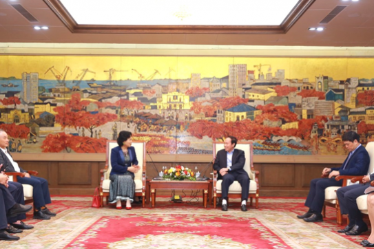 レ・ティエン・チャウ市党委書記、中国深セン大学経済特区研究センターの工作団を接待
