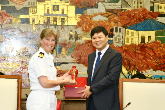「オランダ王国海軍の護衛艦乗組員がハイフォンを訪問」