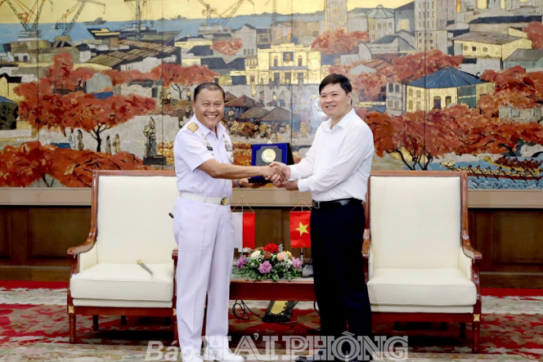 ホアン・ミン・クオン同志、ハイフォン市人民委員会副委員長がインドネシア海軍艦船の乗組員と面会