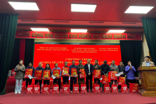 Vietnam-China Business Club in Hai Phong Presents Tet Gifts in Vinh Bao District