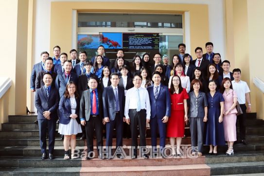 越南-新加坡青年领导代表团访问海防市