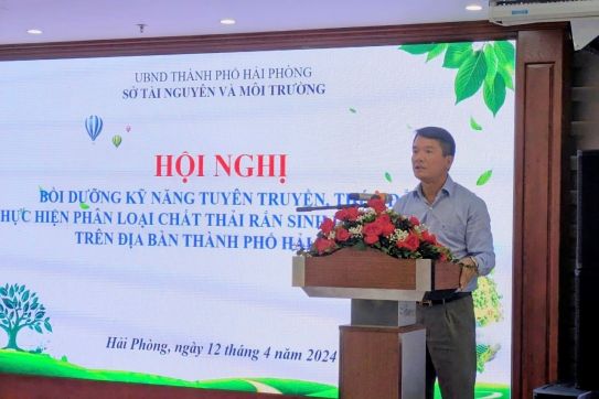 请将这篇文章翻译成英语：'加强宣传，提高对生活固体废物源头分类的认识
