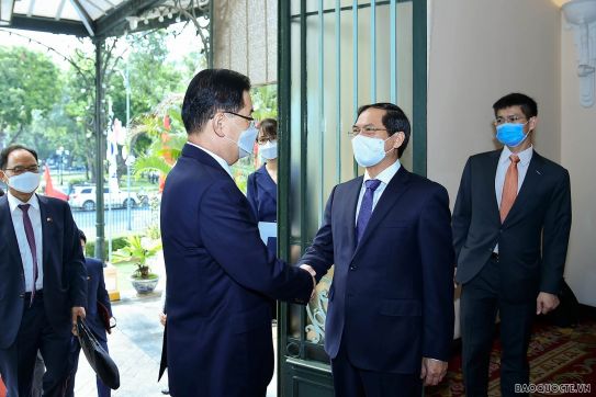 Bộ trưởng Ngoại giao Bùi Thanh Sơn đón, hội đàm với Bộ trưởng Ngoại giao Hàn Quốc Chung Eui Yong