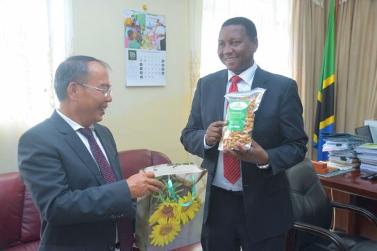 Đại sứ Nguyễn Nam Tiến làm việc với Bộ trưởng Nông nghiệp Tanzania