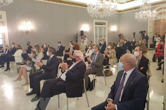 Đại sứ Việt Nam tại Tây Ban Nha thăm và làm việc tại Barcelona