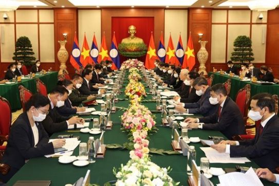 Top leaders of Vietnam, Laos vow to beef up special ties
