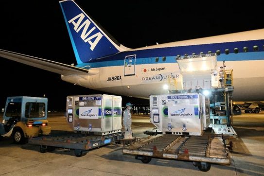 Gần 1 triệu liều vắc xin phòng COVID-19 của Chính phủ Nhật Bản tặng về đến Sân bay Quốc tế Nội Bài