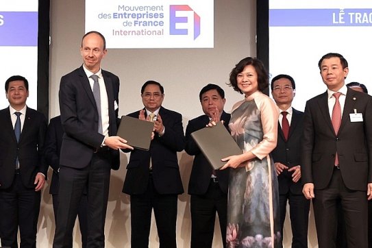 VinFast và EDF ký kết biên bản ghi nhớ hợp tác lắp đặt trạm sạc điện tại Pháp