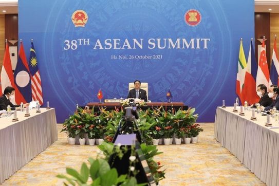 PM attends five conferences on first day of 38th, 39th ASEAN Summits and Related Summits