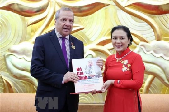 Trao tặng kỷ niệm chương hữu nghị cho Đại sứ Algeria tại Việt Nam