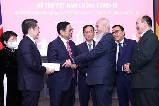 范明政总理与旅居英国和爱尔兰越南人会面